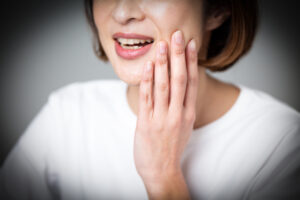 インプラント治療で腫れた!?原因・対策や引かないときの対処法を解説