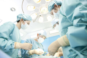 インプラントの手術時間はどれくらい？術式ごとの埋め込み時間と長引く要因